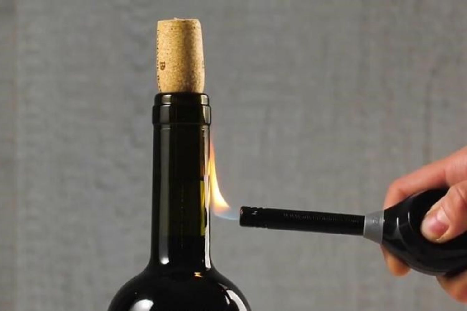 Khui rượu vang bằng cách làm nóng không khí ở cổ chai