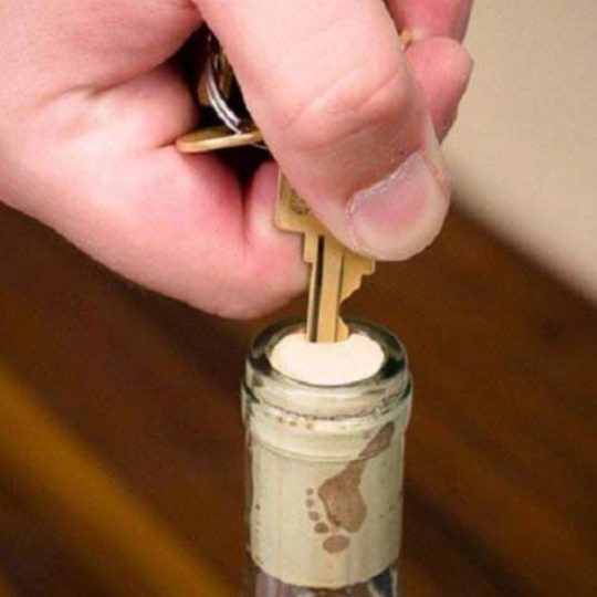 Cách mở rượu vang khi không có đồ khui bằng chìa khóa