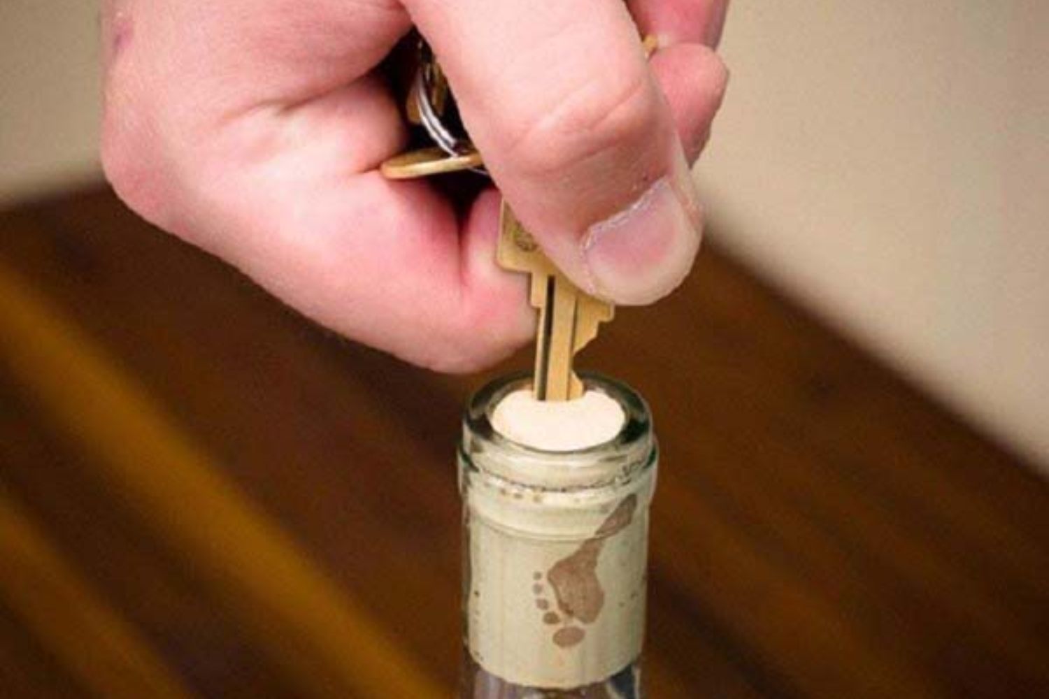 Cách mở rượu vang khi không có đồ khui bằng chìa khóa